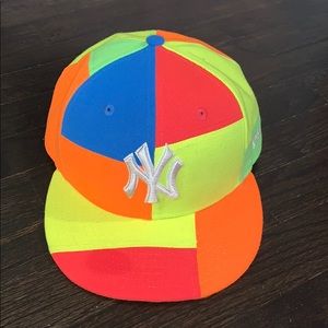 Color block yankees hat.